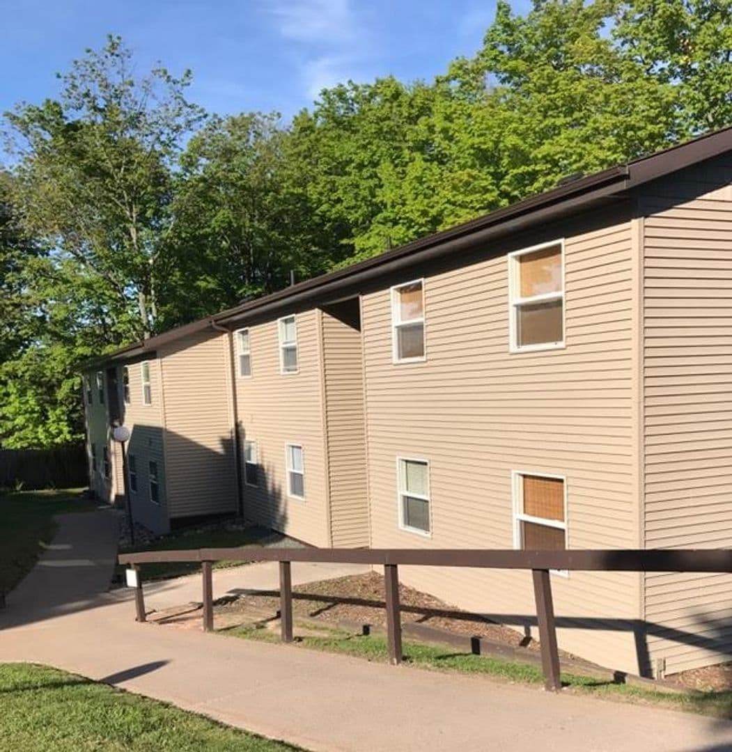 Marquette Apartment: 1000-1142 Northland Drive