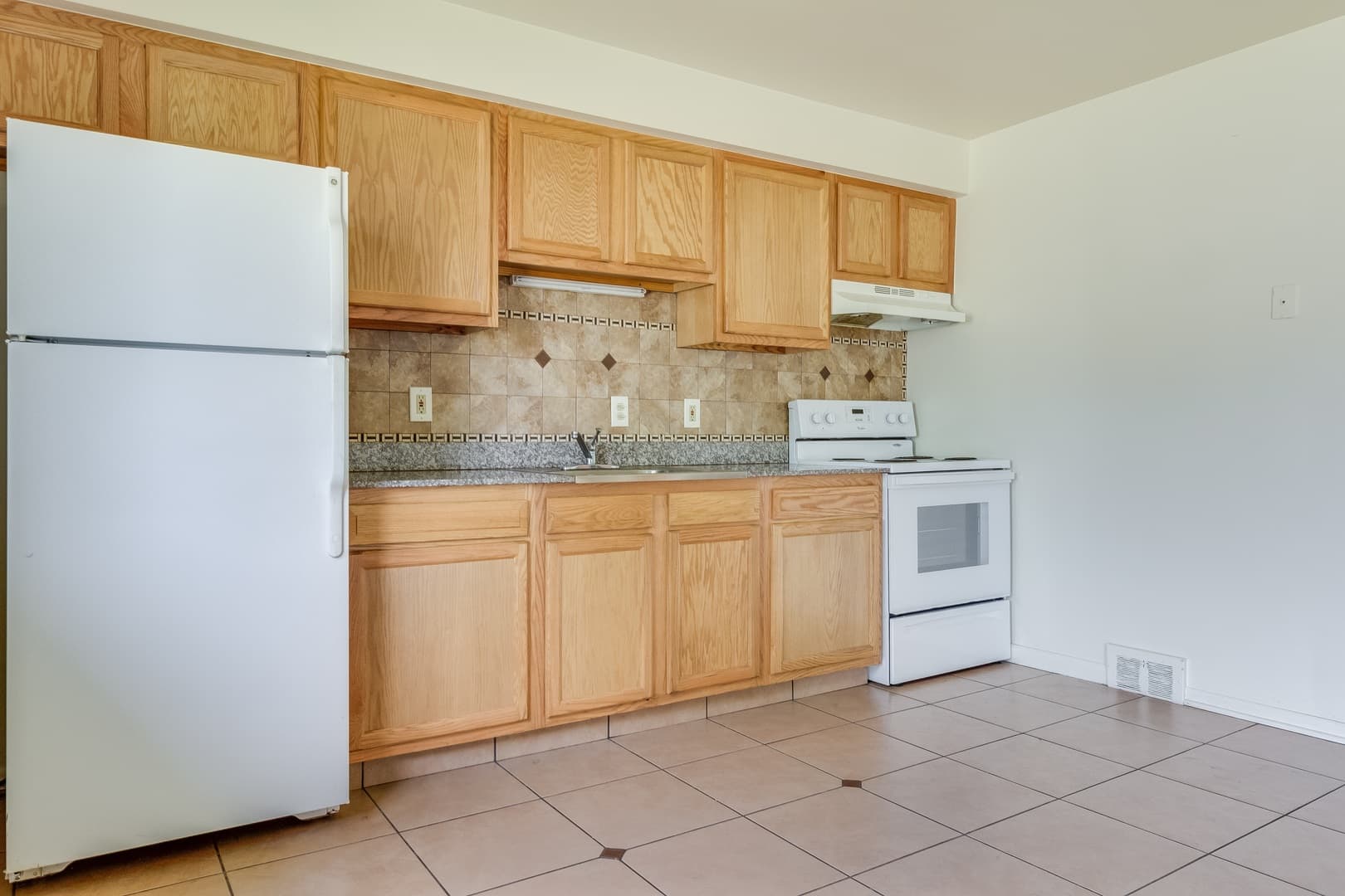 Lincoln Park Apartment: 2201 London Ave