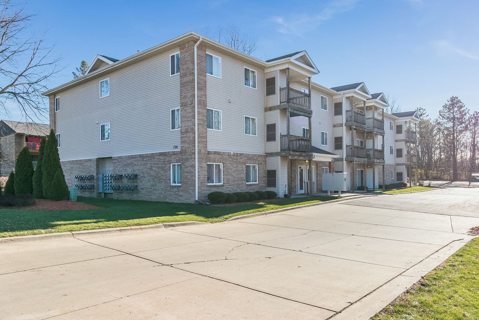 Lansing Apartment: 1306 E. Miller Road / 6114 Beechfield Dr
