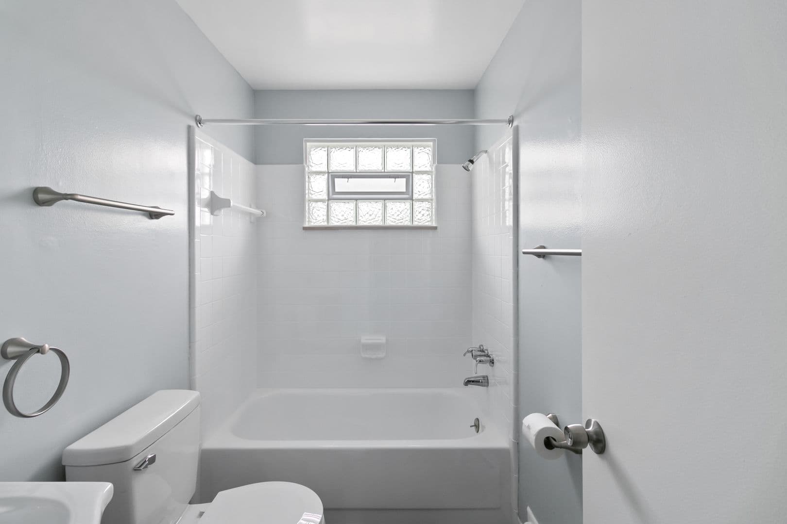 Lansing Apartment: 4221 N. Grand River Ave