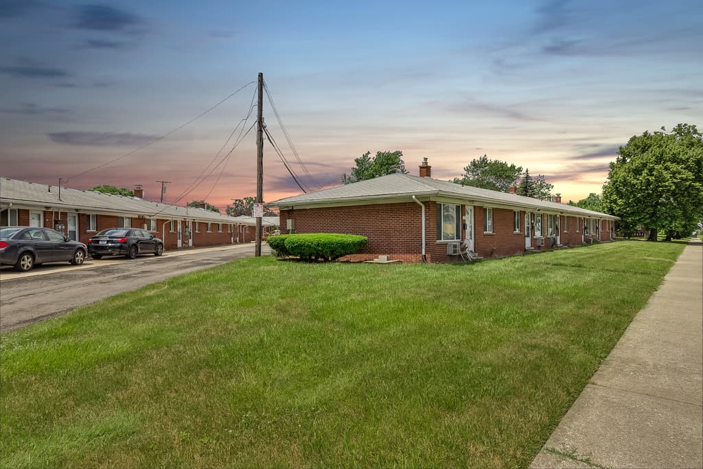 Lincoln Park Apartment: 2201 London Ave
