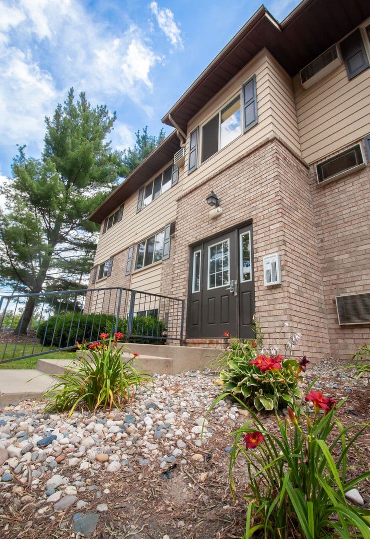 East Lansing Apartment: 2345 N. Harrison Road