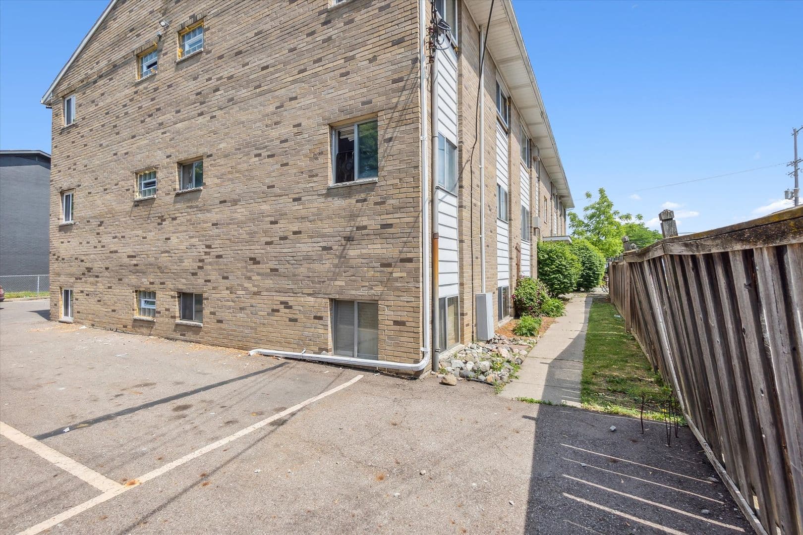 Lansing Apartment: 4221 N. Grand River Ave
