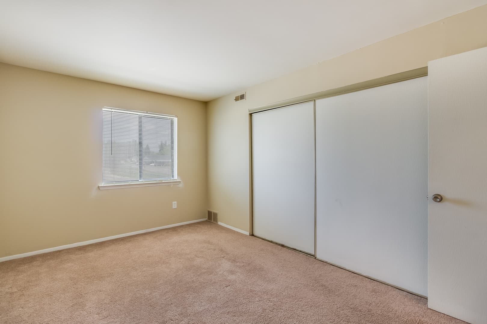 Lapeer Apartment: 55 Suzanne Drive