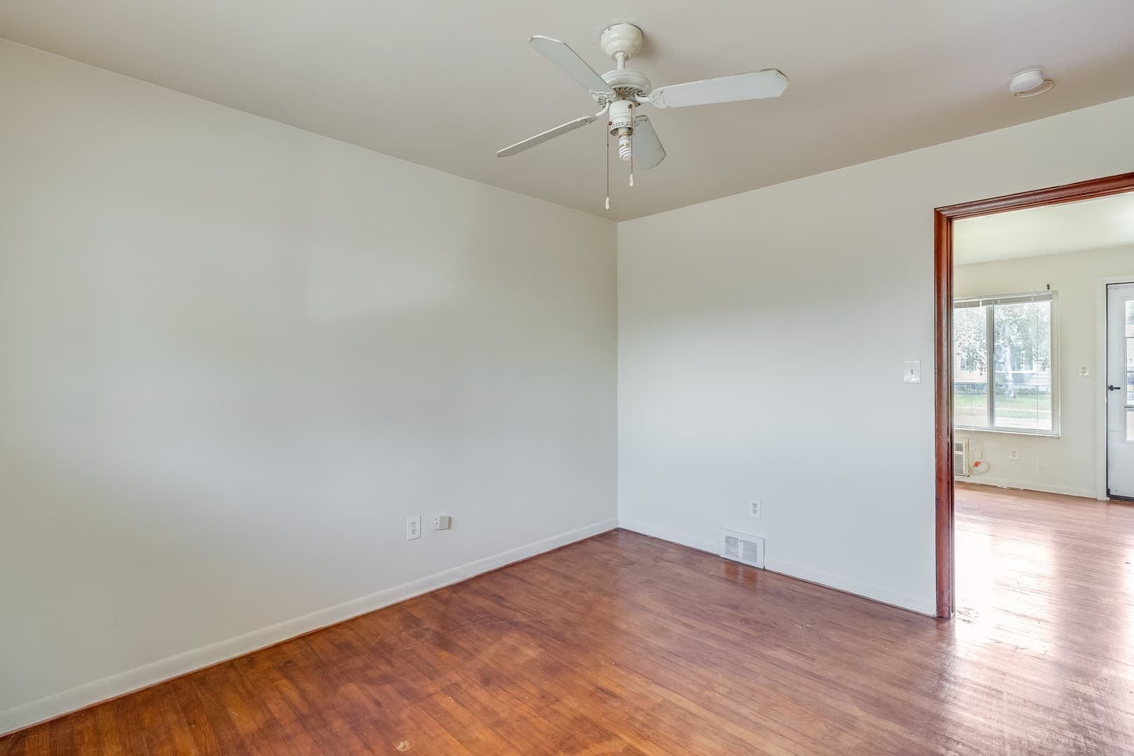 Lincoln Park Apartment: 2201 London Ave