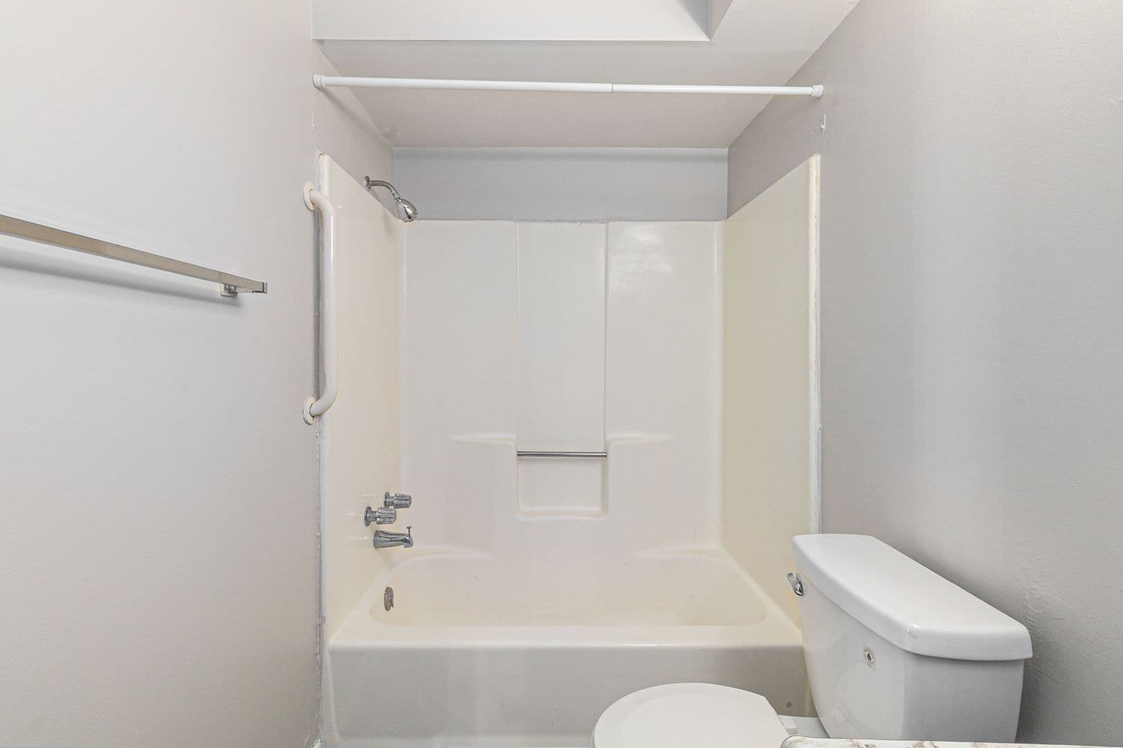 Hemlock Apartment: 1226 North Hemlock Rd