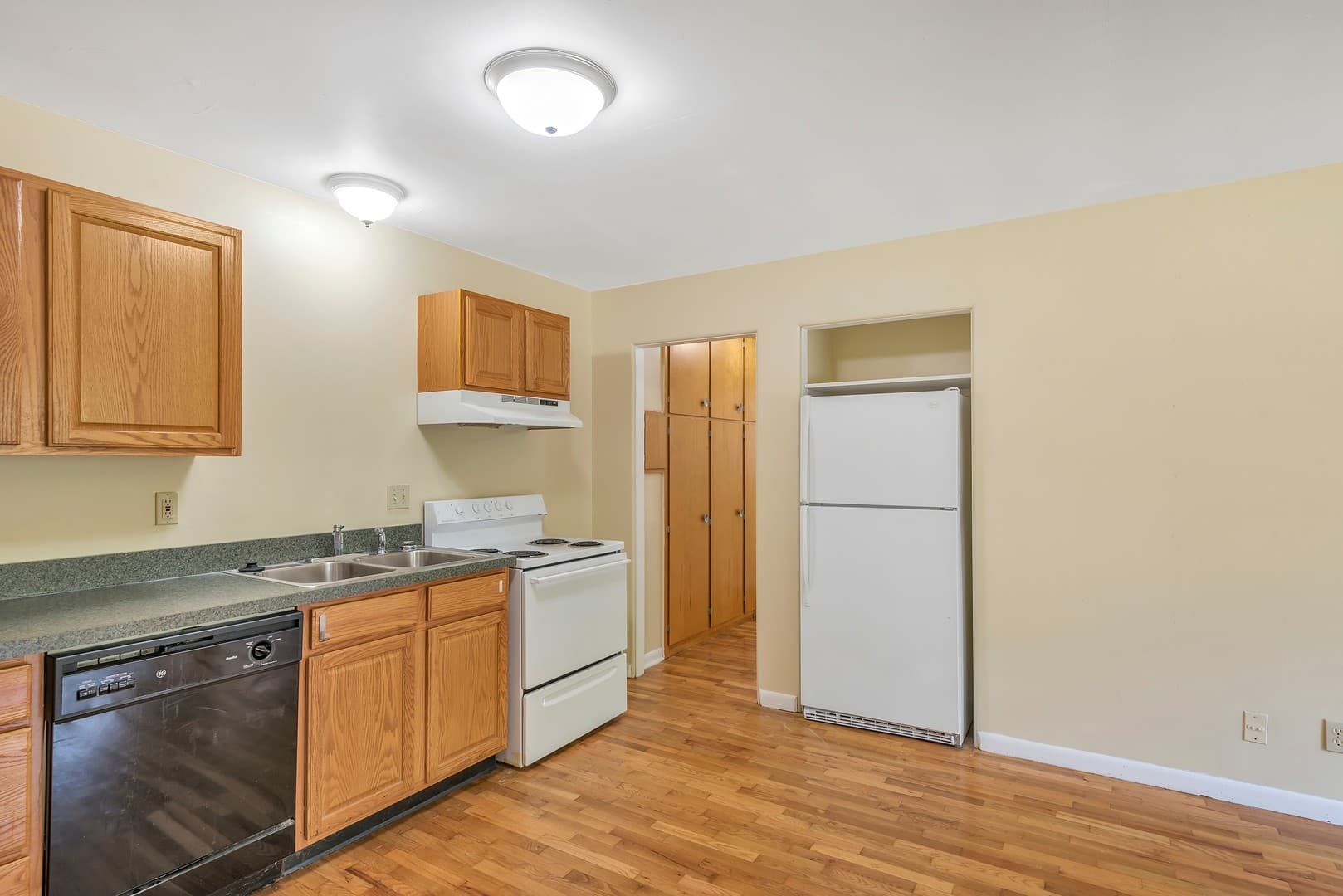 East Lansing Apartment: 1410 Old Canton Lane