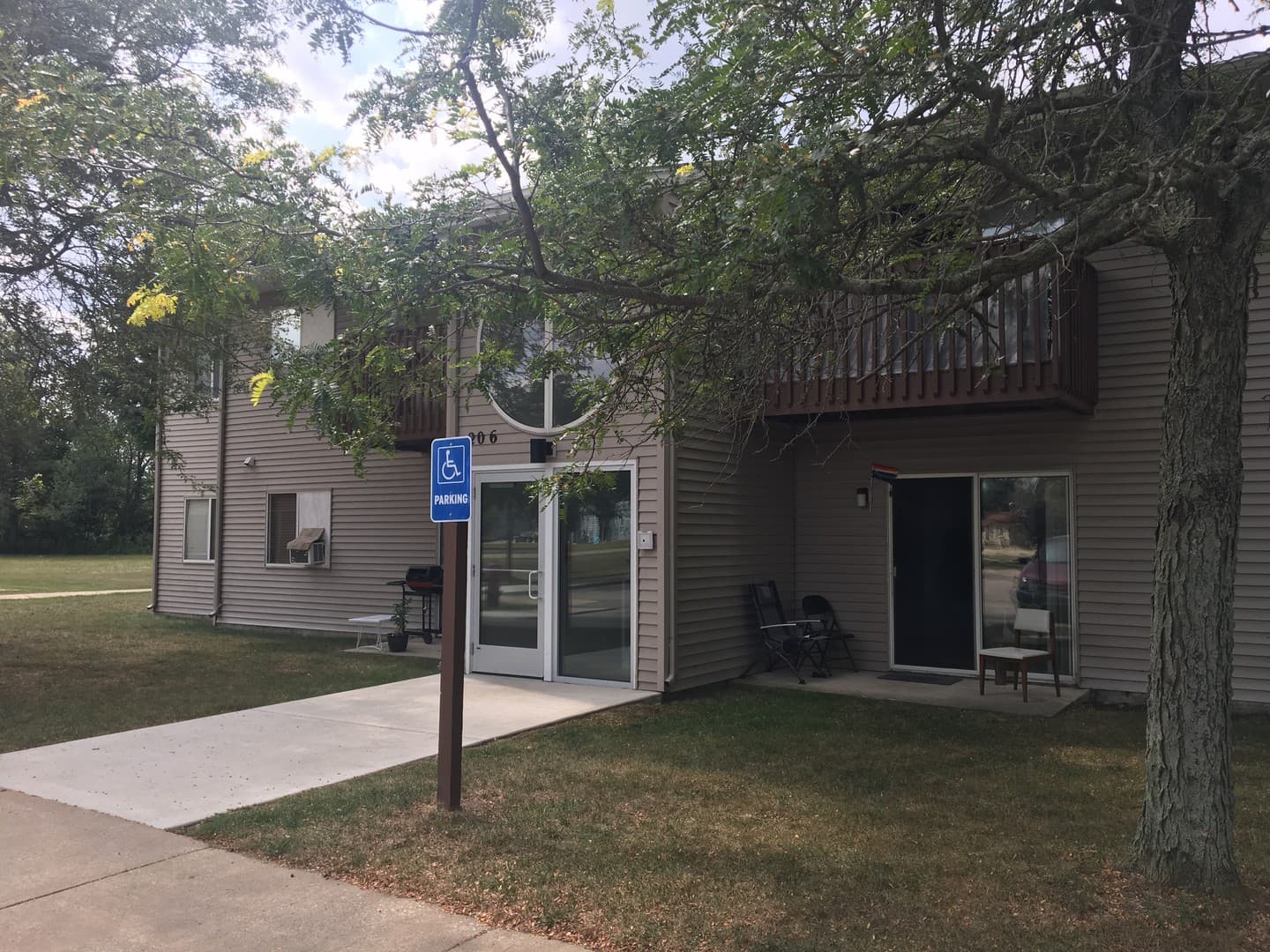 Litchfield Apartment: 204 Southfield St.