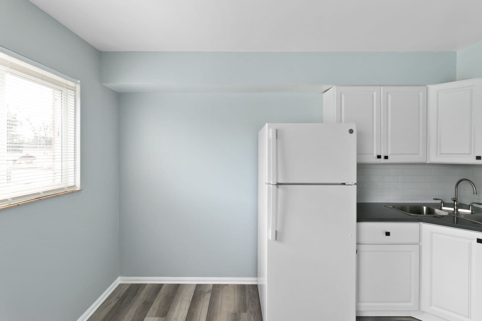 Lansing Apartment: 4221 N. Grand River Ave