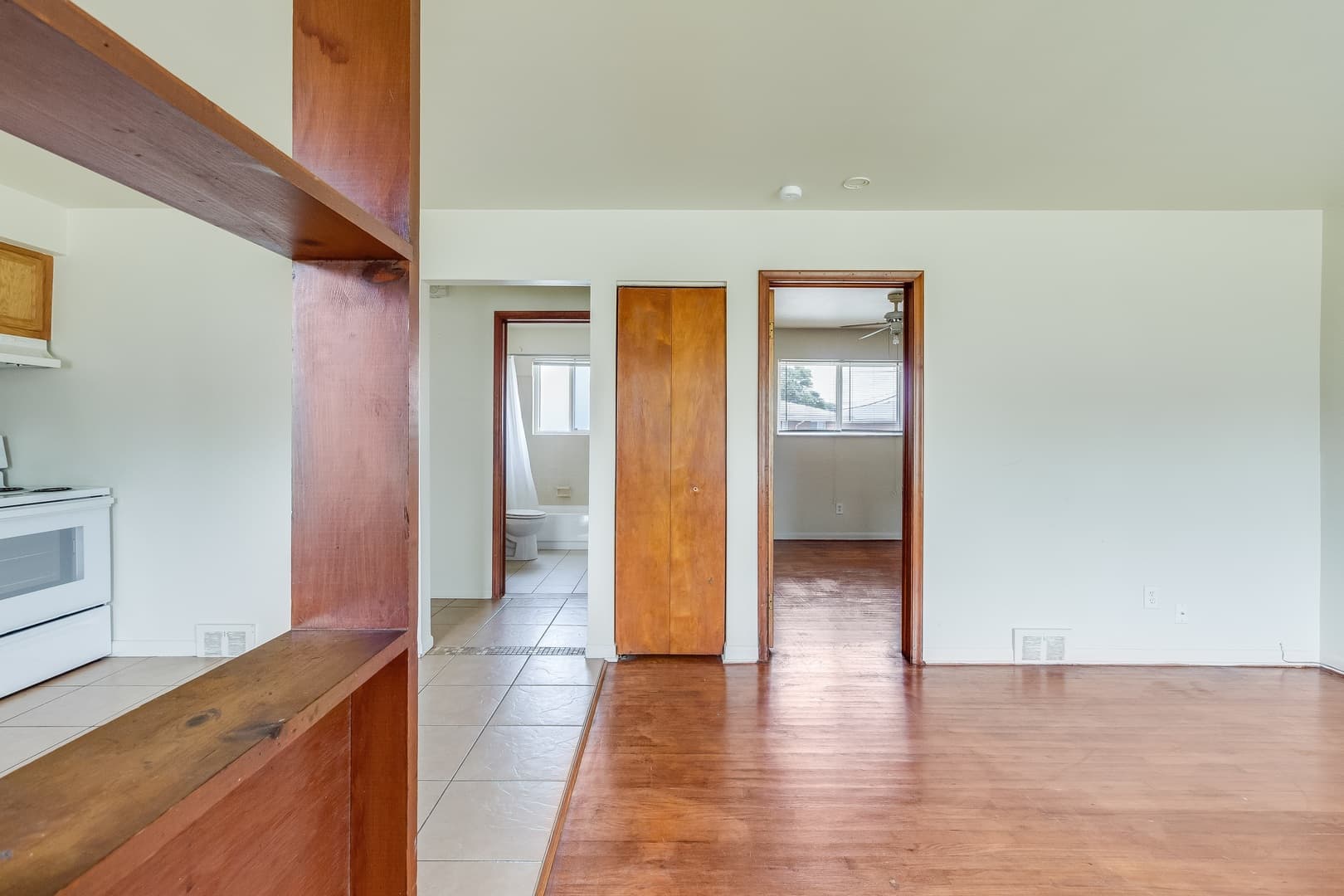 Lincoln Park Apartment: 2201 London Ave