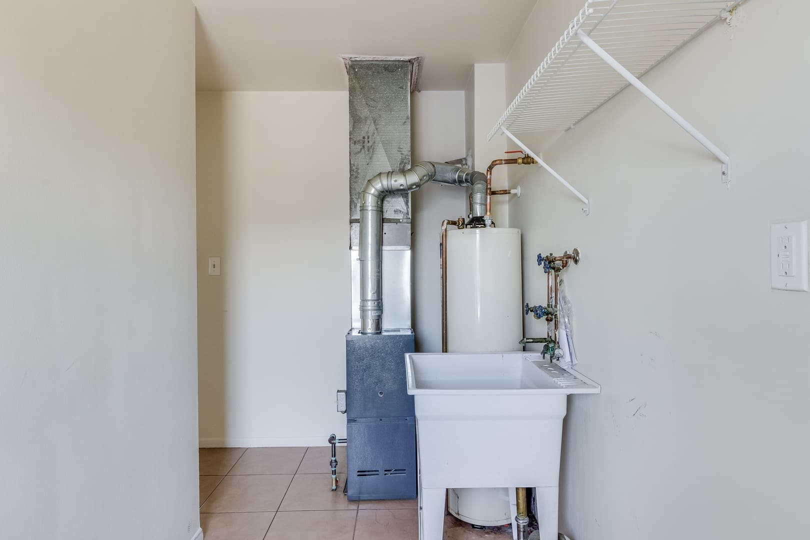 Lincoln Park Apartment: 2201 London Ave