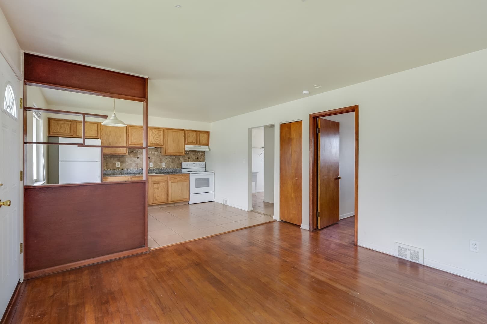 Lincoln Park Apartment: 2201 London Ave