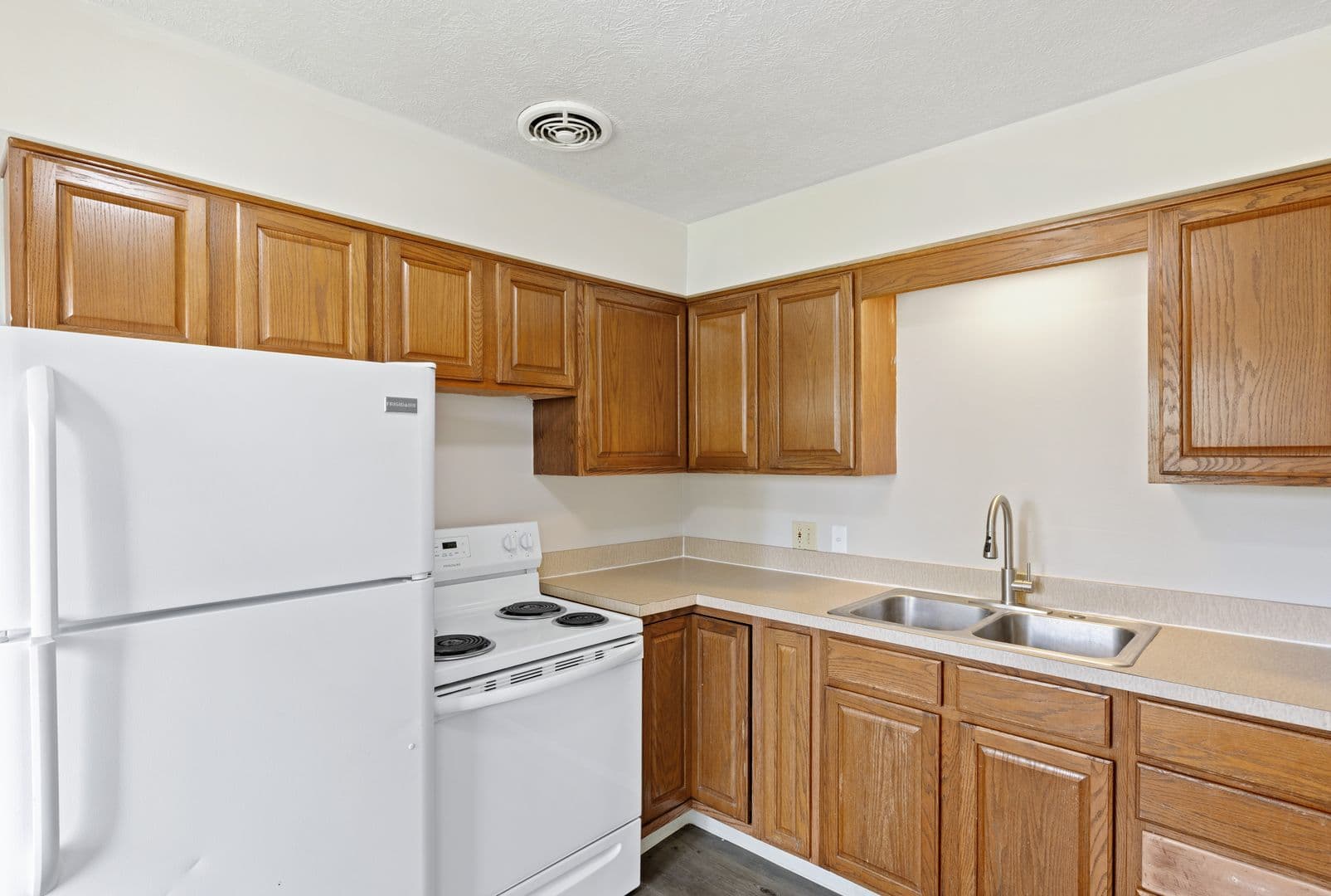 Lansing Apartment: 2928, 2931,2936,2937 Kenwick Circle