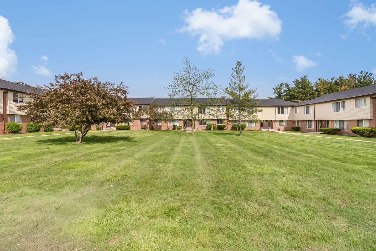Lapeer Apartment: 55 Suzanne Drive