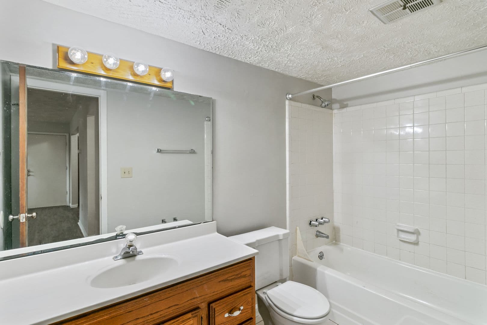 Holt Apartment: 2371 Aurelius Rd