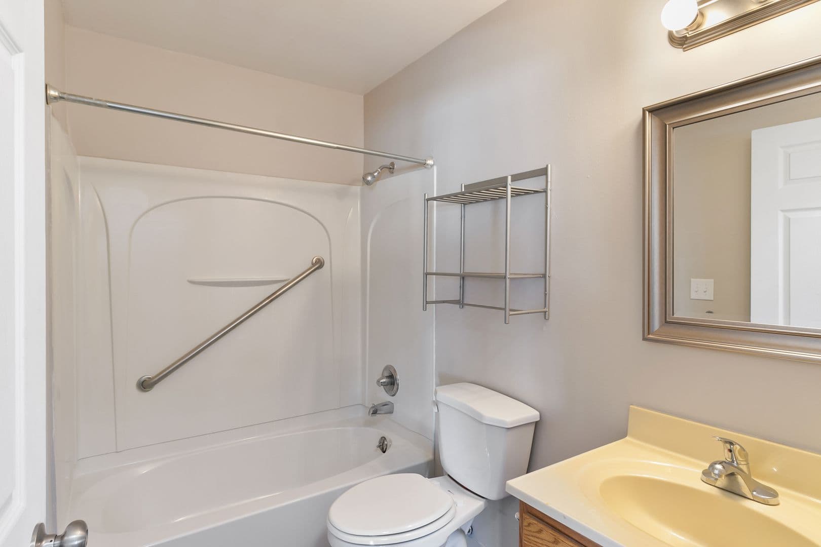 Howell Apartment: 428 Greenwich Drive