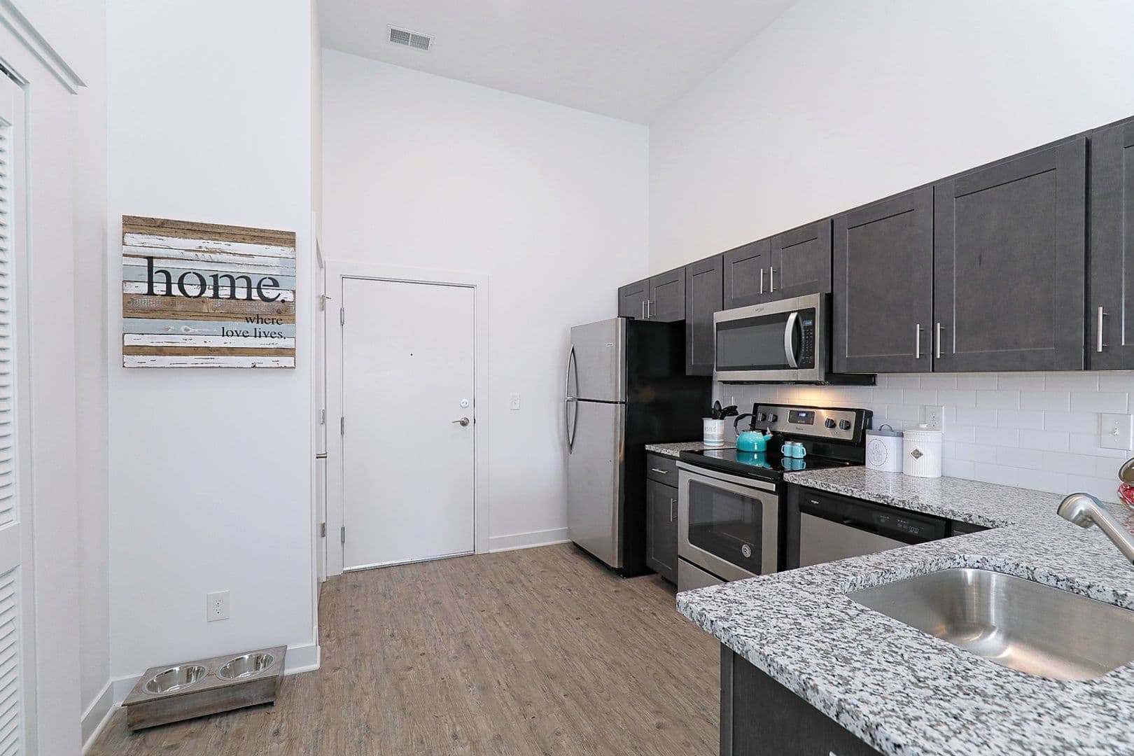 East Lansing Apartment: 16820 Chandler Rd