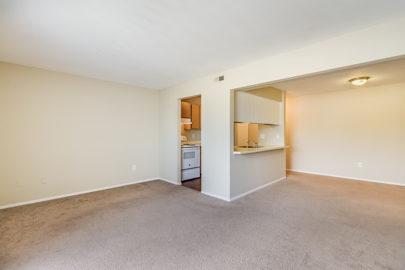 Lapeer Apartment: 55 Suzanne Drive