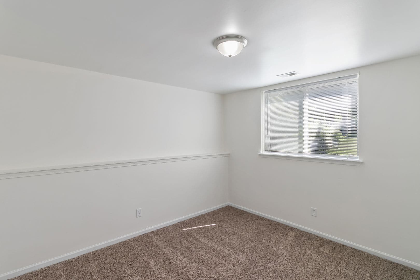 Linden Apartment: 13180 Ripley Street