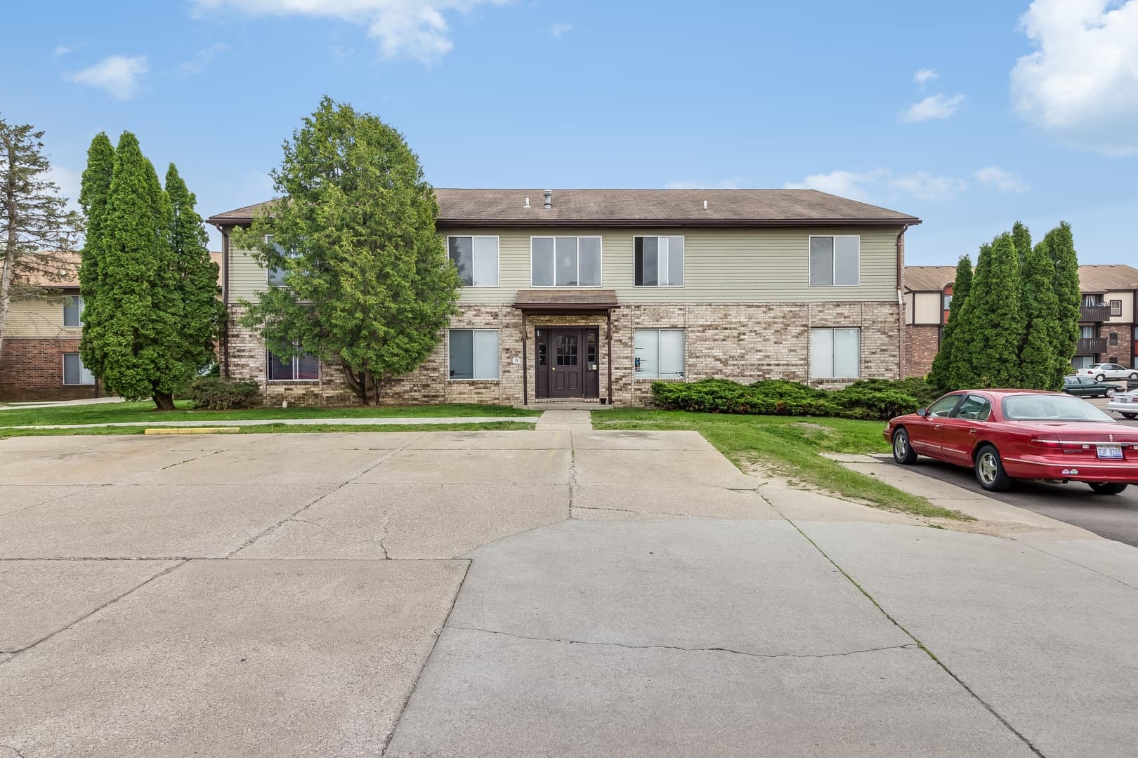 Lapeer Apartment: 55 Suzanne Drive