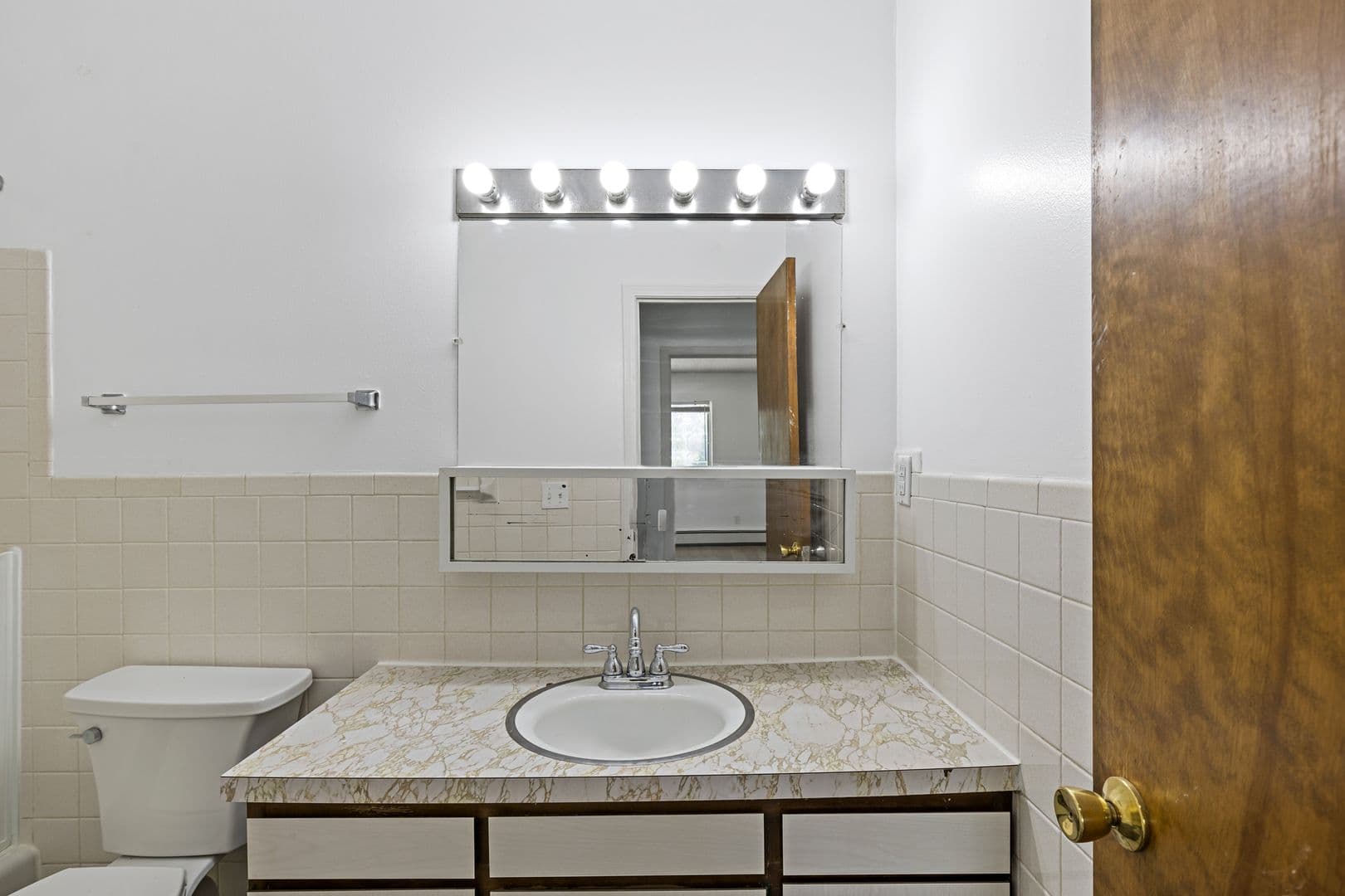 Albion Apartment: 210 S. Monroe Street