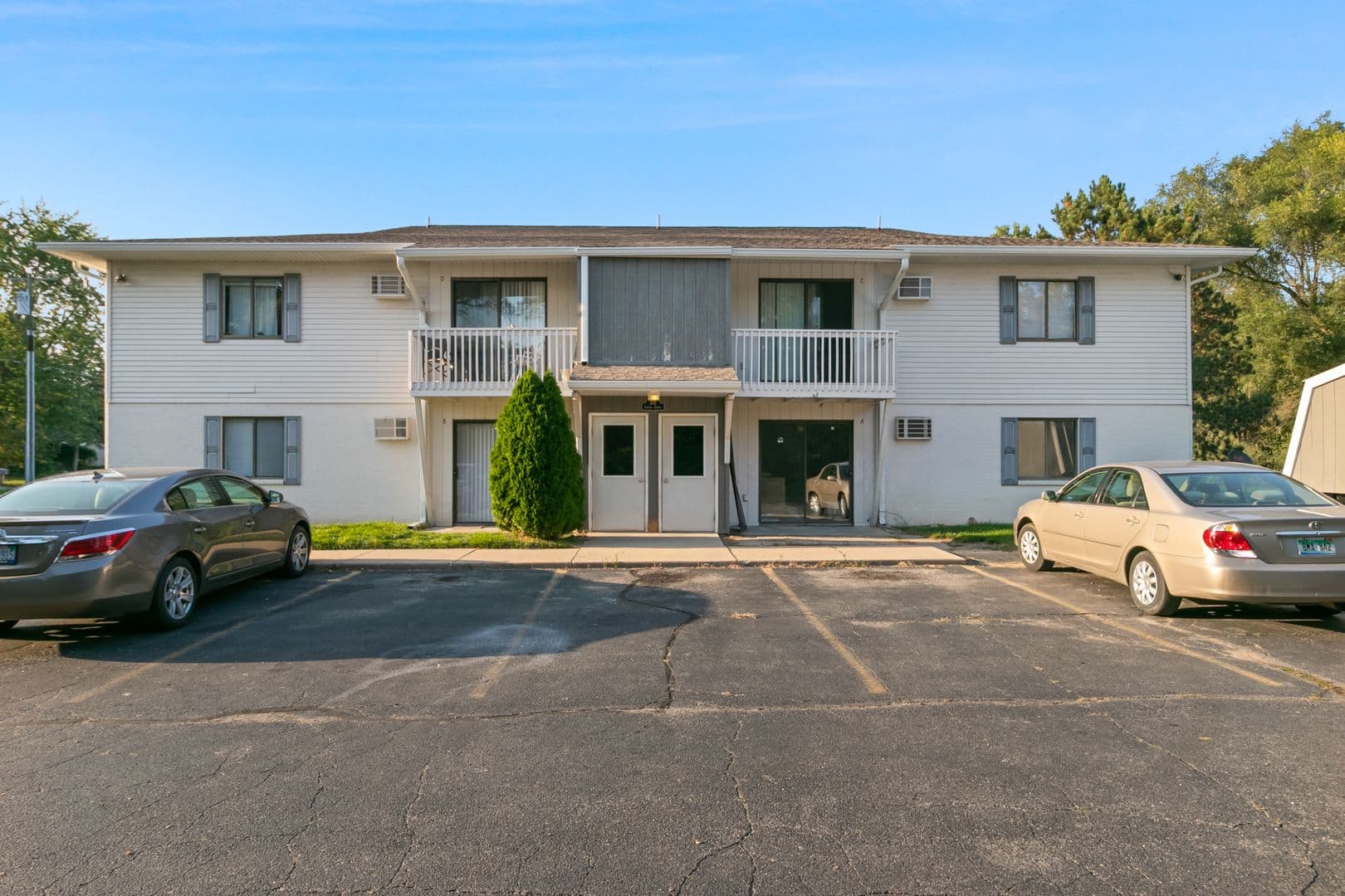 Lowell Apartment: 201 N. Center St.