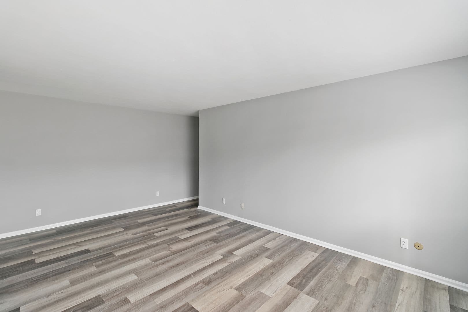 Lansing Apartment: 4221 N. Grand River Ave