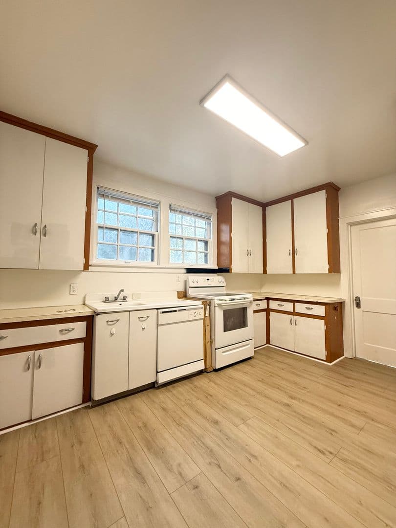Omaha House: 417 S 38th Avenue