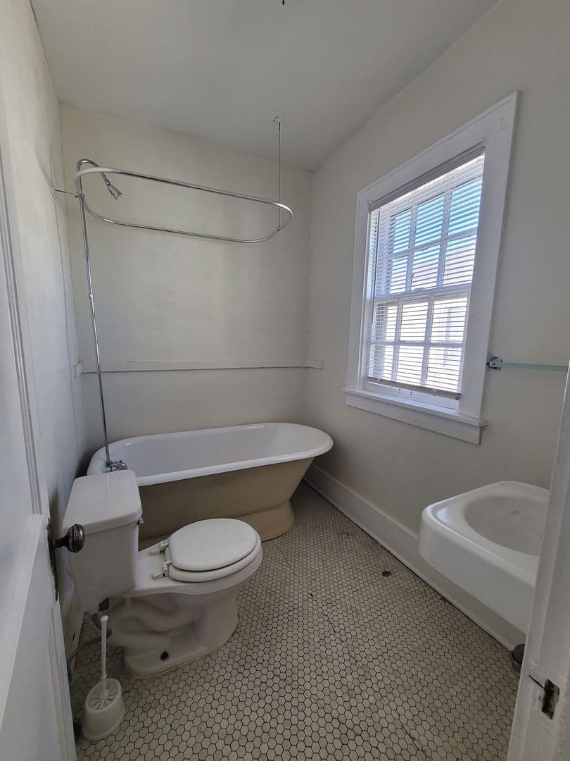 Omaha House: 419 S 38th Avenue
