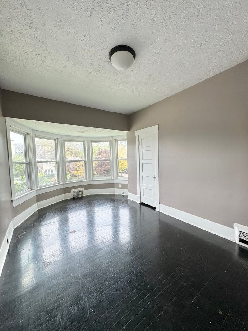 Omaha Apartment: 5148 Dodge St