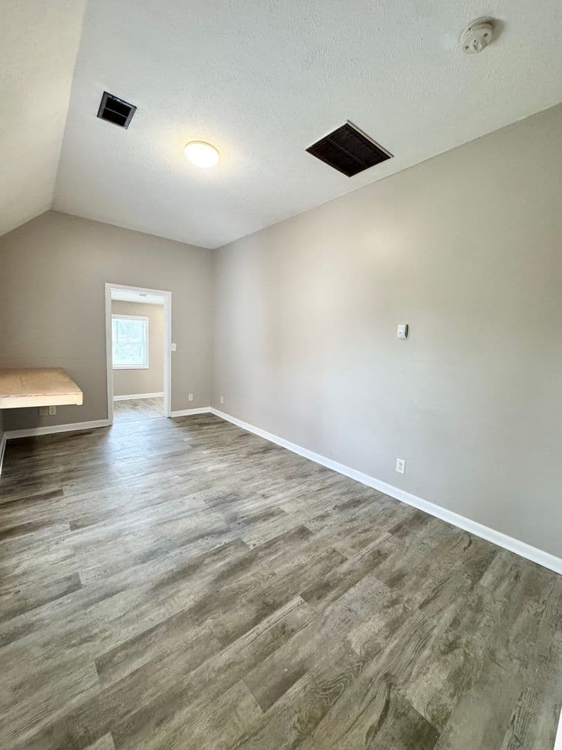 Omaha Apartment: 1305 S 32nd Street