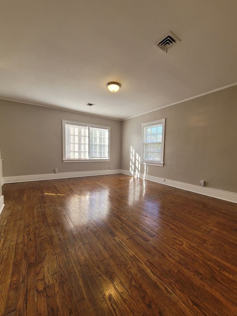 Omaha House: 419 S 38th Avenue