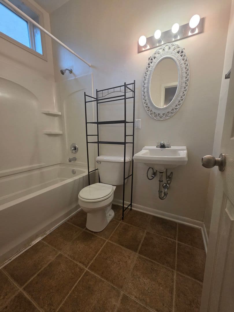 Omaha Apartment: 563 S 26th Ave