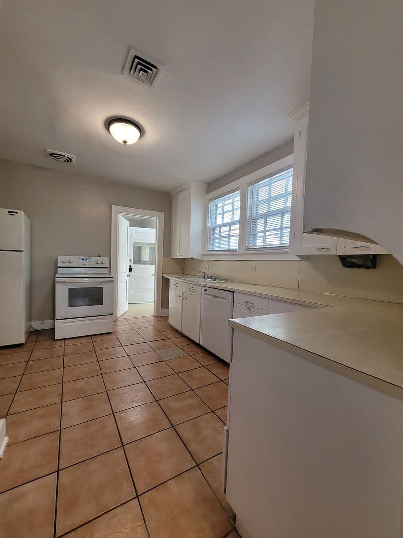 Omaha House: 419 S 38th Avenue