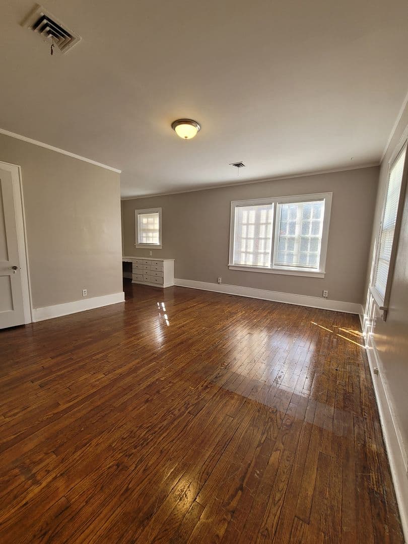 Omaha House: 419 S 38th Avenue