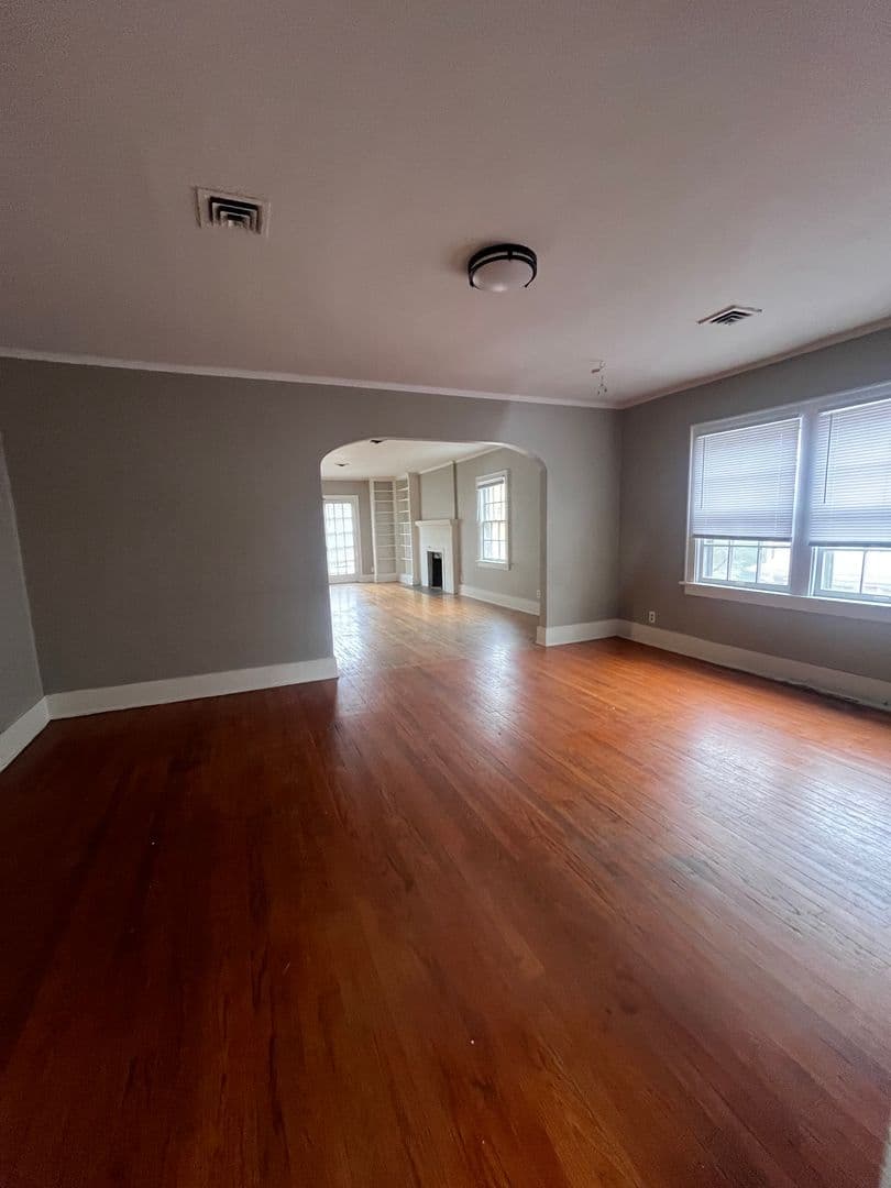Omaha House: 411 S 38th Ave