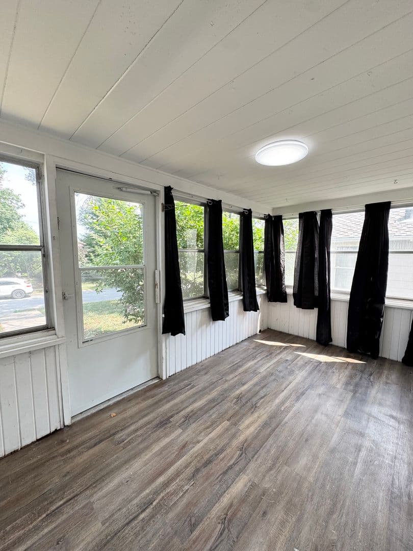 Omaha House: 2034 N 49th ST