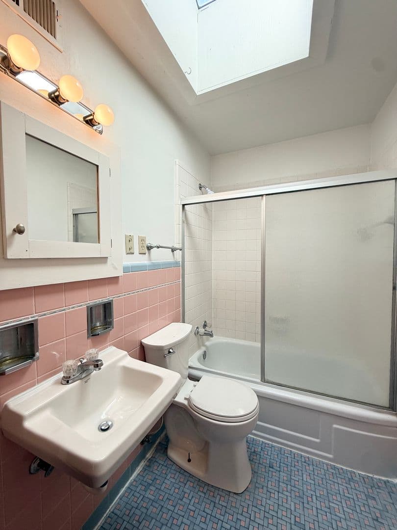 Omaha Apartment: 220 N 32nd Ave