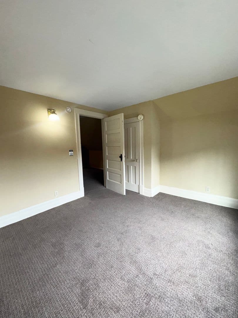 Omaha Apartment: 112 N 38th Ave