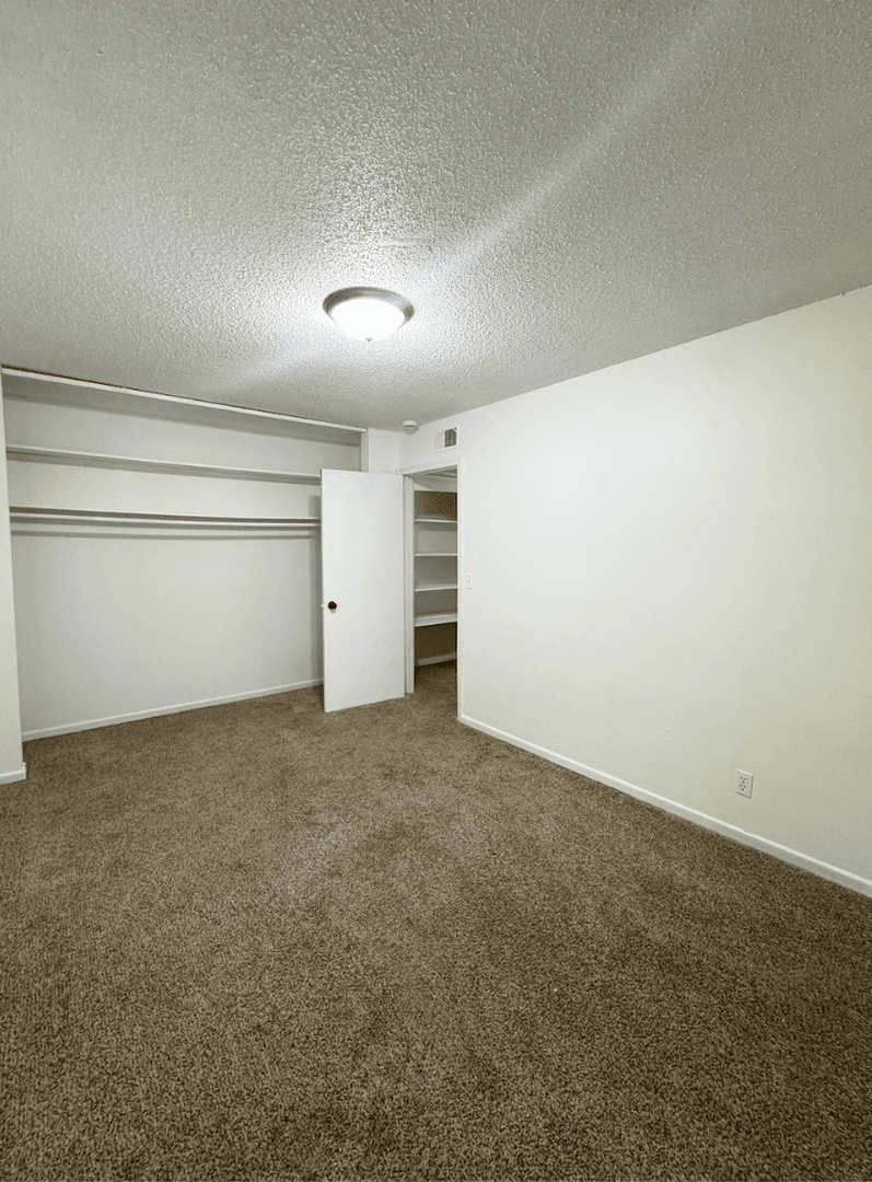 Omaha Apartment: 4918 Ames Ave