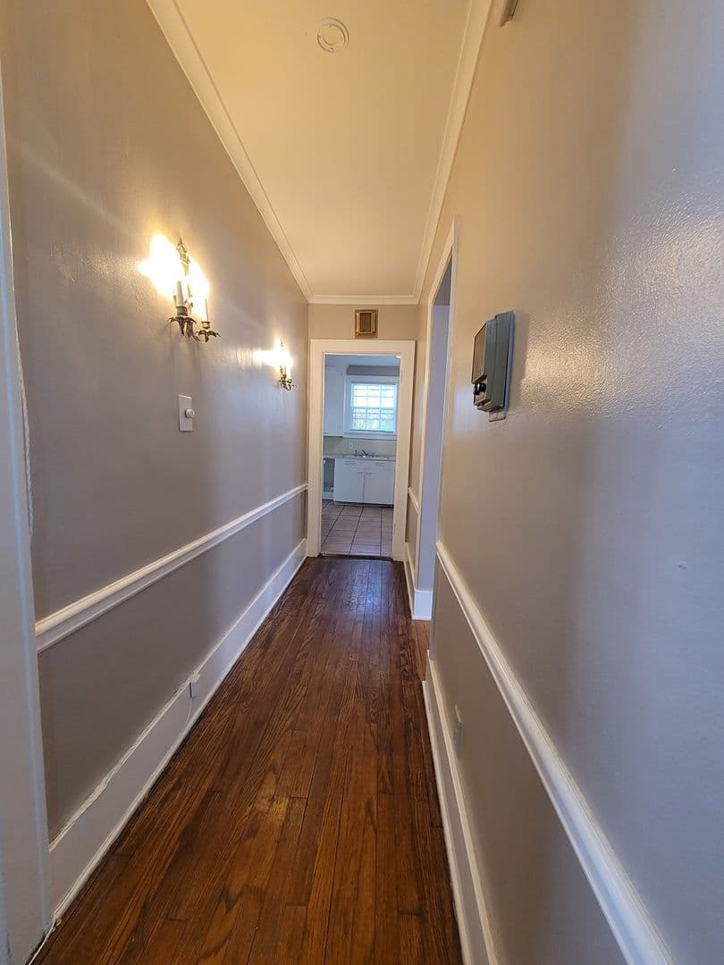 Omaha House: 419 S 38th Avenue