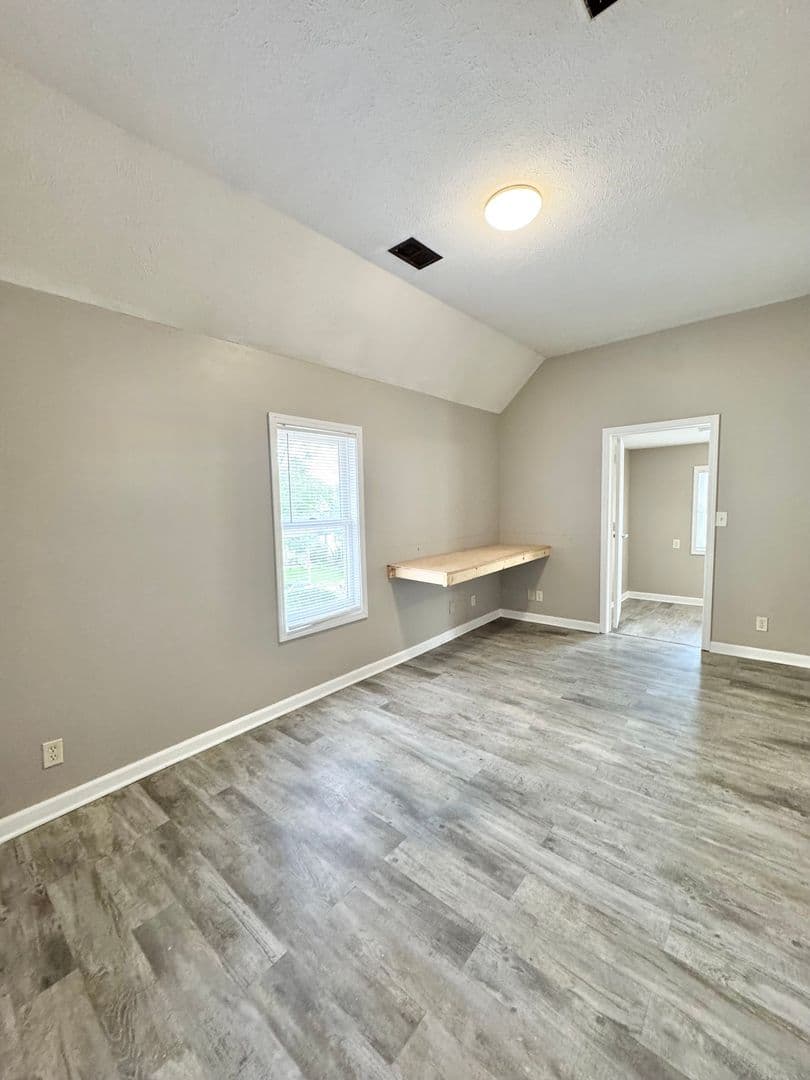 Omaha Apartment: 1305 S 32nd Street