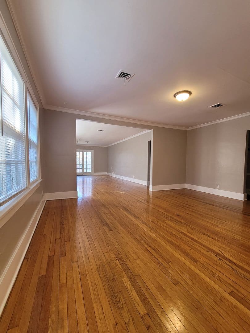 Omaha House: 419 S 38th Avenue