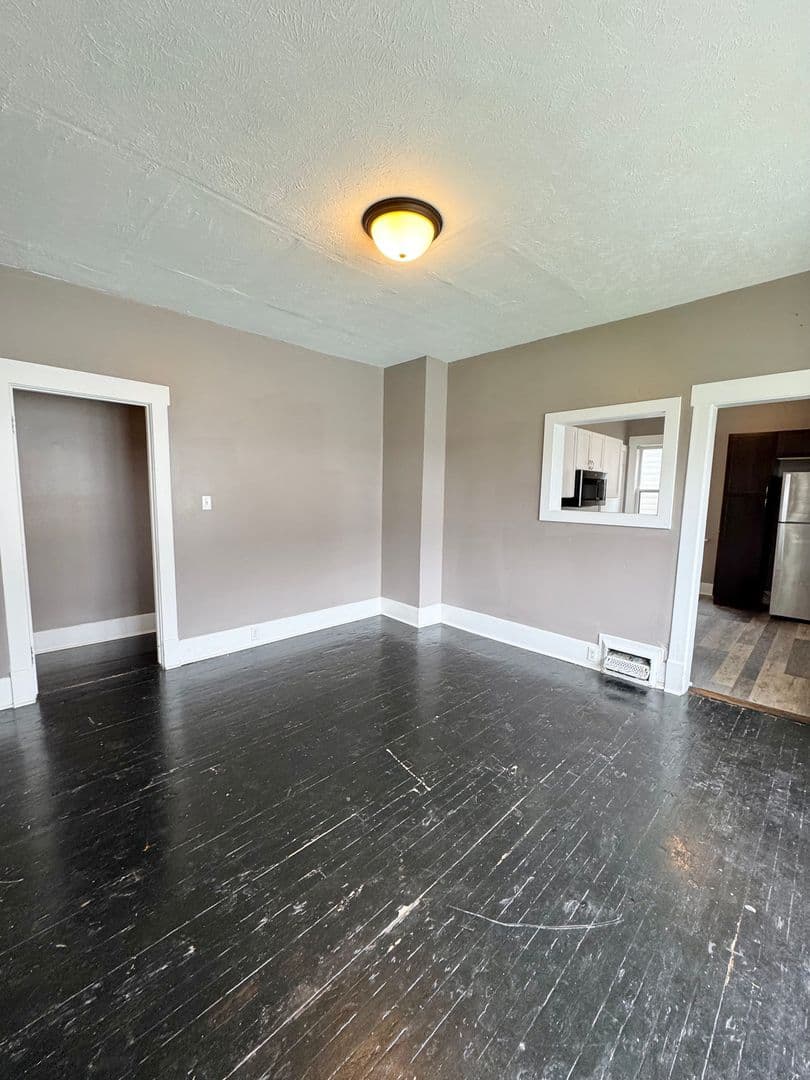 Omaha Apartment: 5148 Dodge St