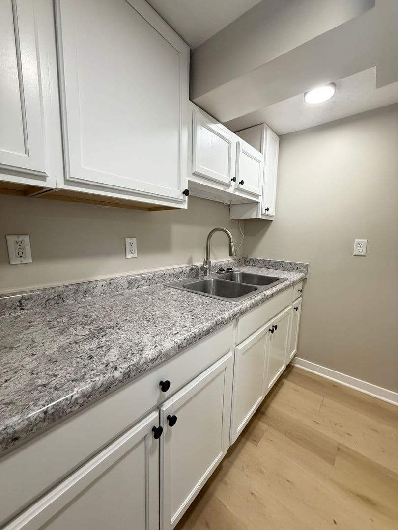 Omaha Apartment: 563 S 26th Ave
