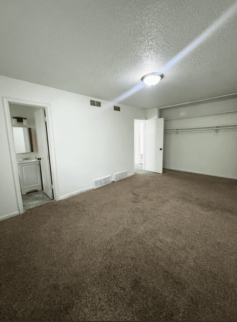 Omaha Apartment: 4918 Ames Ave