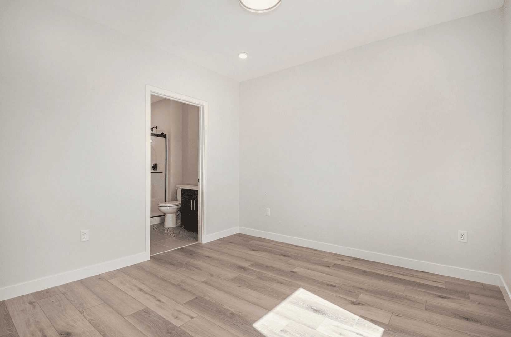Tekamah Apartment: 300 S 13th Street