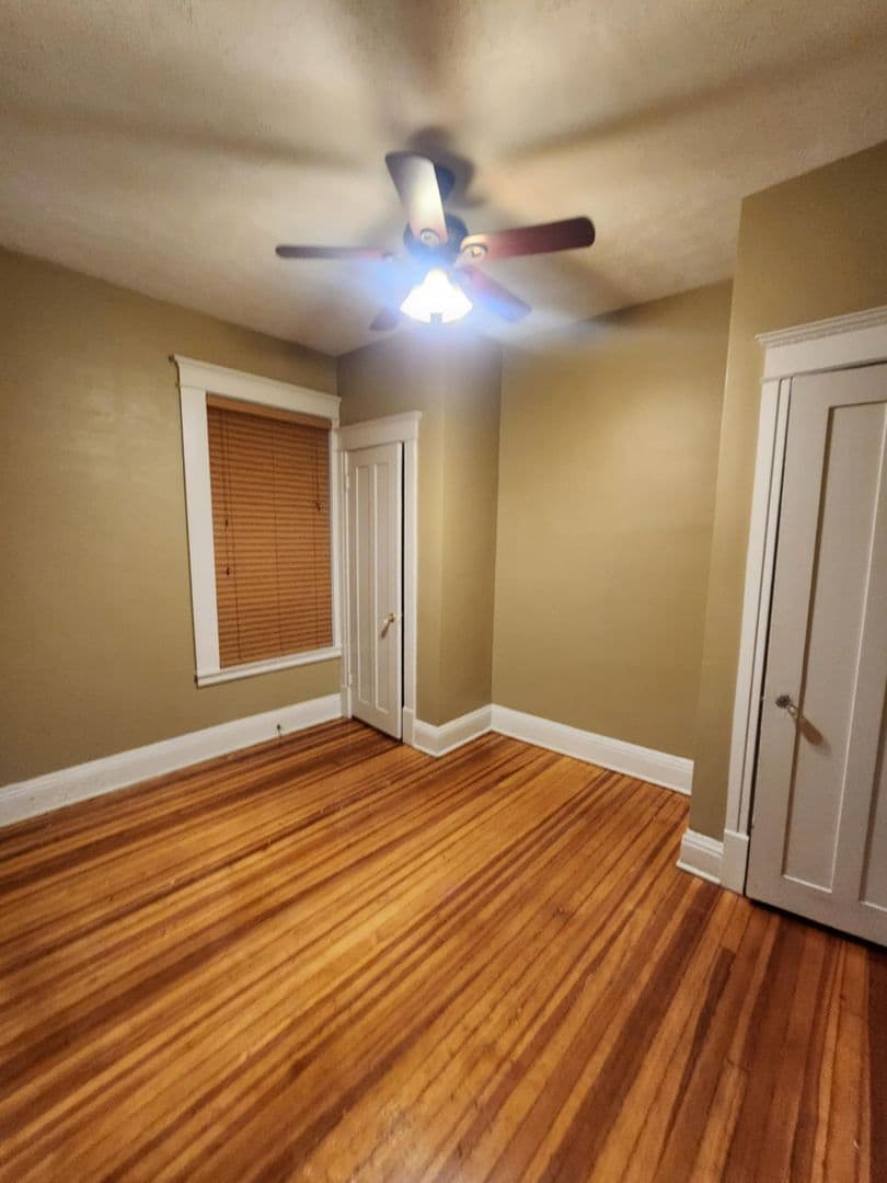 Omaha House: 566 S 26th Avenue