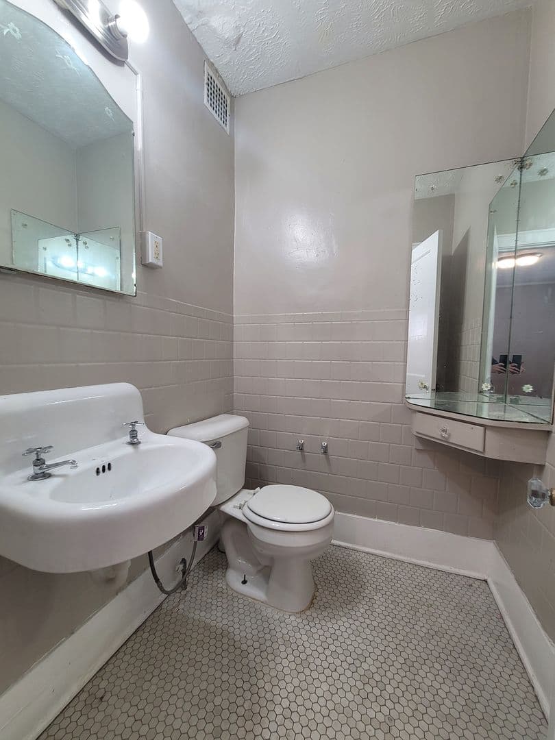 Omaha House: 419 S 38th Avenue