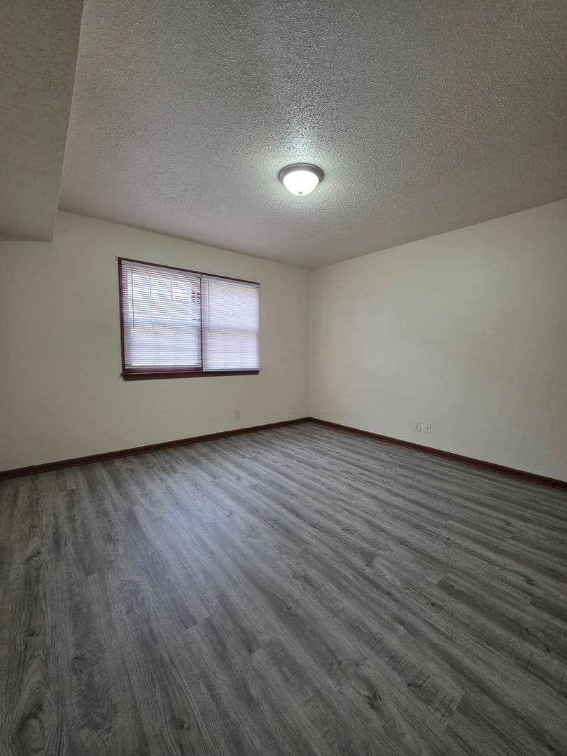 Omaha Apartment: 4918 Ames Ave